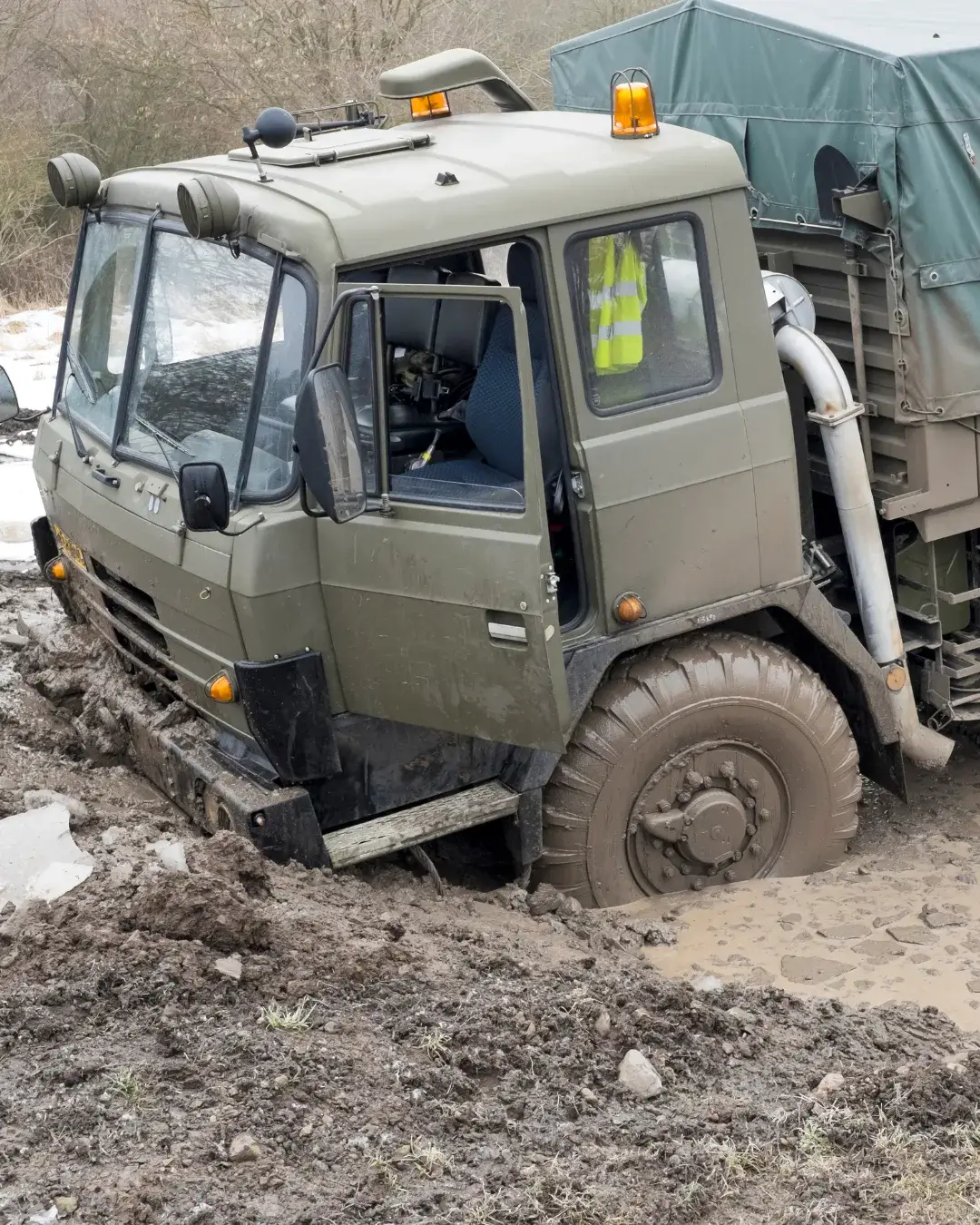 poids lourd camion embourbé dans la boue